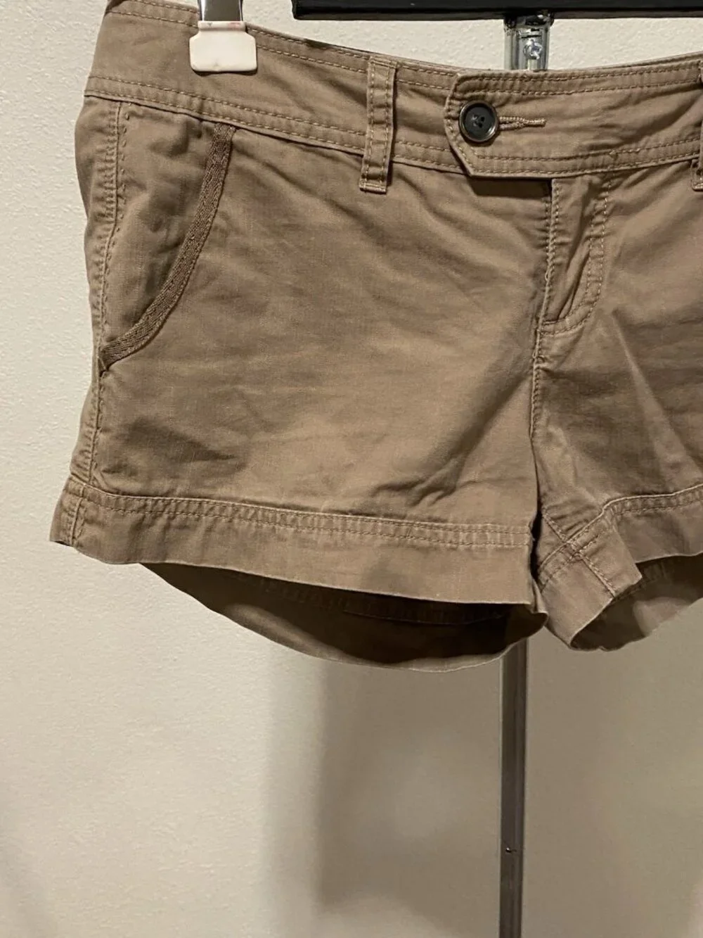Maurices Womens Size 5/6 Chino Shorts Brown 34X4”